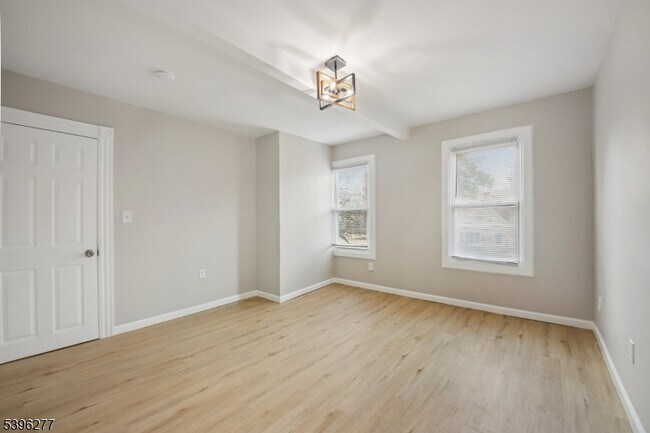 Building Photo - 176 Valley St