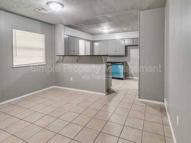 Building Photo - 136 Burton Pl