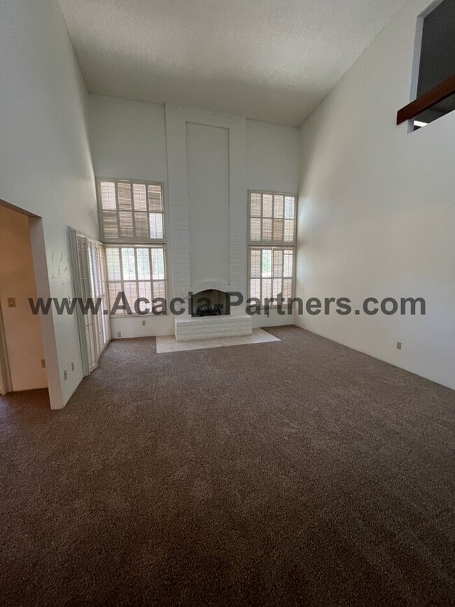 Building Photo - Large Three Bedroom Townhouse