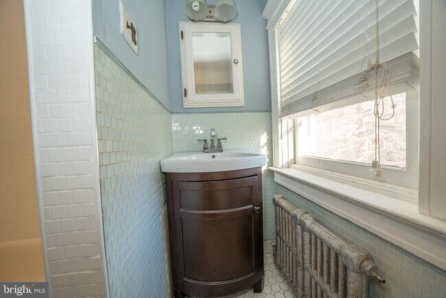 Building Photo - 709 E 20th St