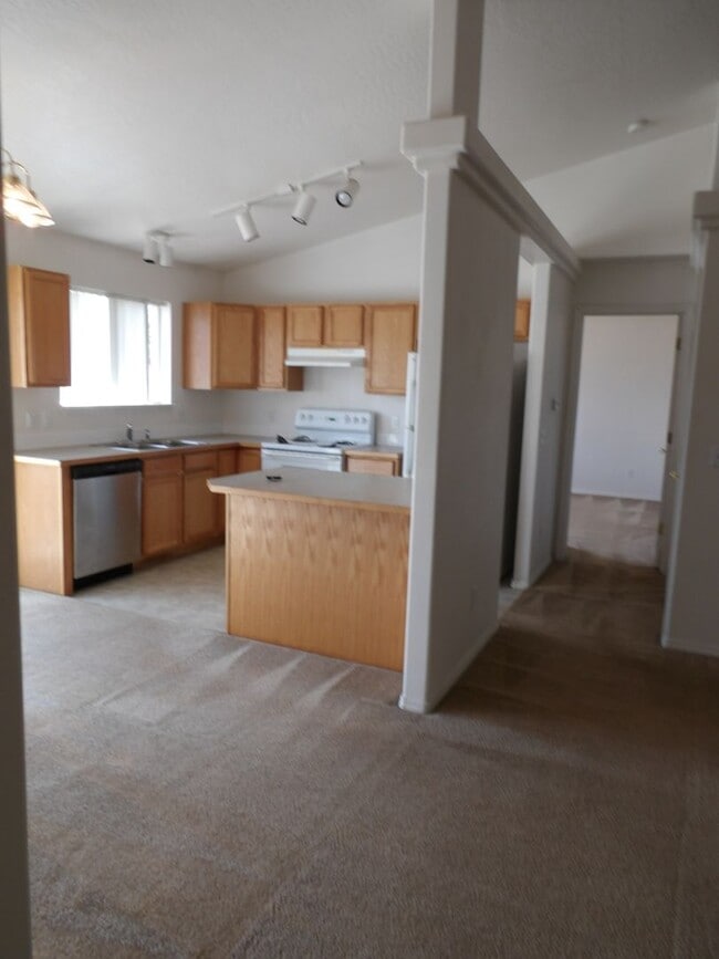 Building Photo - Home in the Landings!