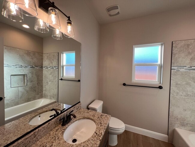 Building Photo - Newer home in Sky Ridge