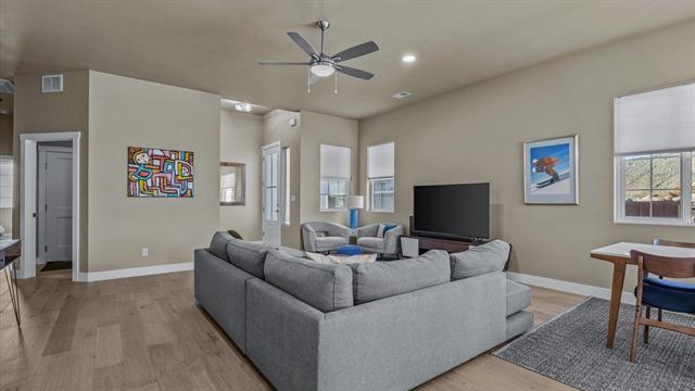 Building Photo - 1870 Wellington Ave