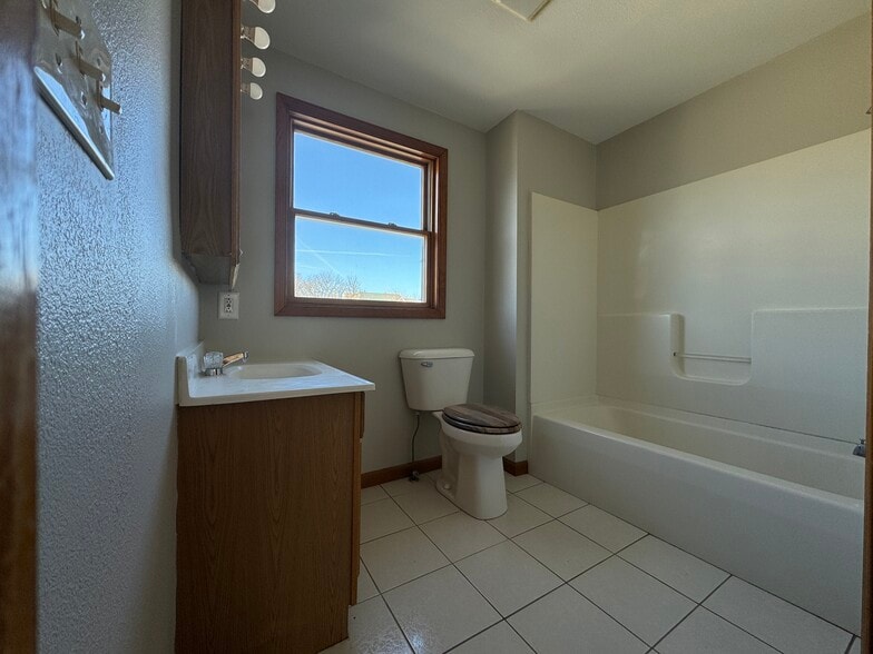 Second Floor Full Bathroom - 951 Oxford St