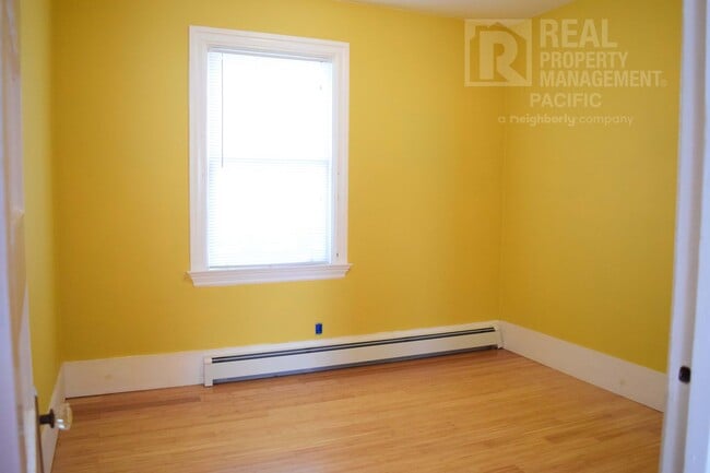 Building Photo - Spacious 3 Bedroom in Prime Location