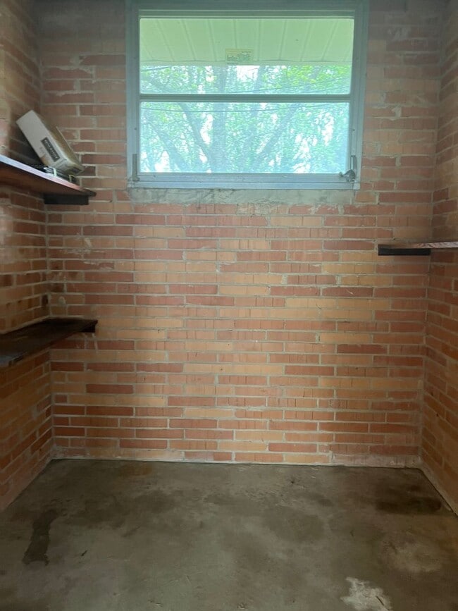 Building Photo - 733 Pine St