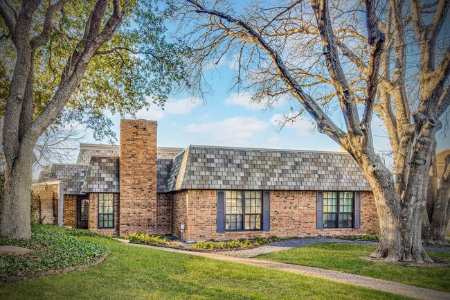 Building Photo - Charming Custom Duplex in Prestigious Pres...