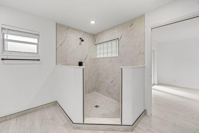 Building Photo - 908 Hibiscus Dr