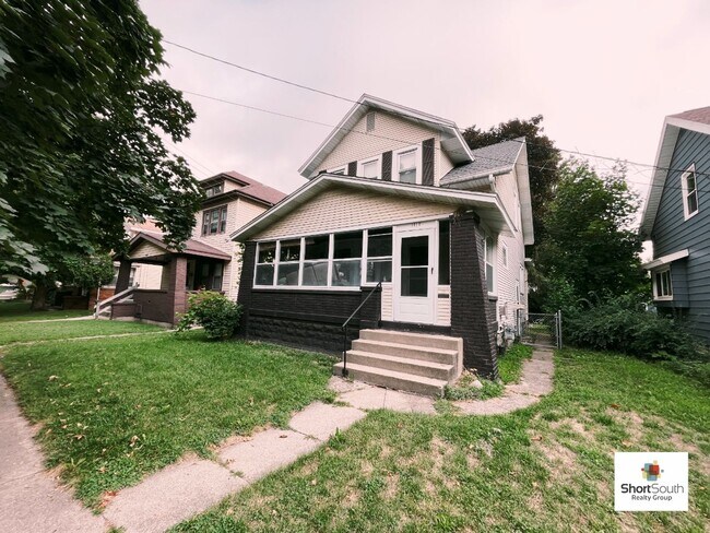 Building Photo - Recently updated 4 bed 1.5 bath Single Fam...
