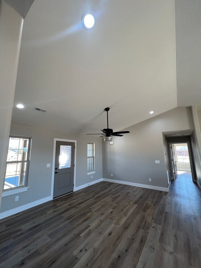 Building Photo - Charming 3 Bedroom house in Summit Pass