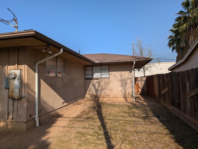 Building Photo - 4 bedroom 1 bathroom Pinedale home offerin...