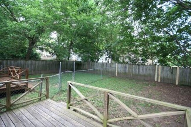 Building Photo - Spacious Duplex Unit Near Duke and Downtown / All Appliances and Fenced Backyard