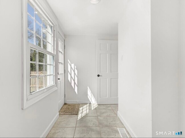 Building Photo - 709 Tunxis Hill Rd