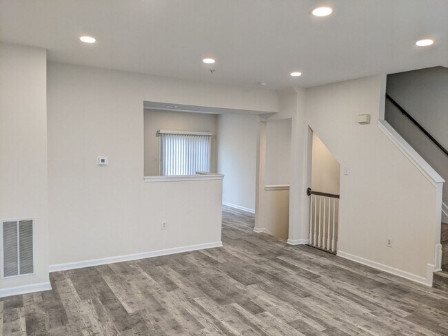 Building Photo - Completely Renovated Townhouse in establis...