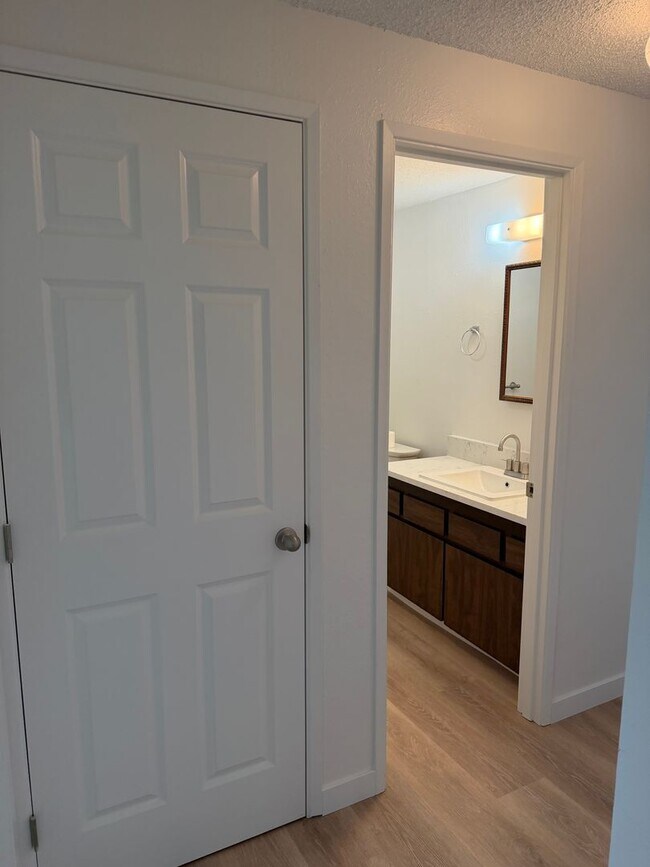 Building Photo - Updated single level 2 bed/1 bath duplex in Thurston!