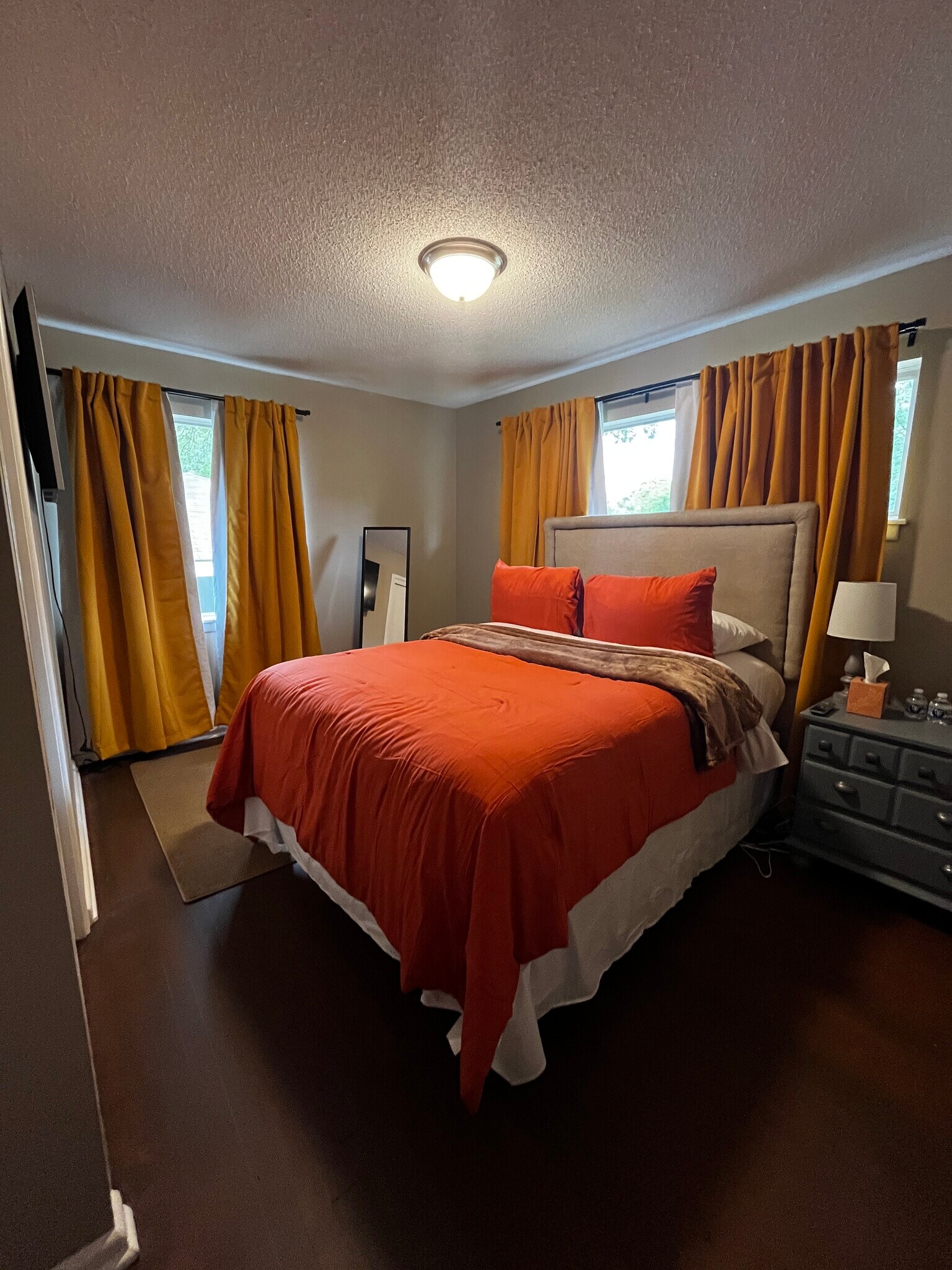 2nd Bedroom Queen Fully Furnished/TV - 39 Rosemont Dr