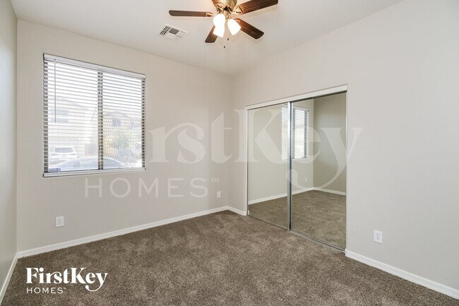 Building Photo - 635 W Desert Hills Dr