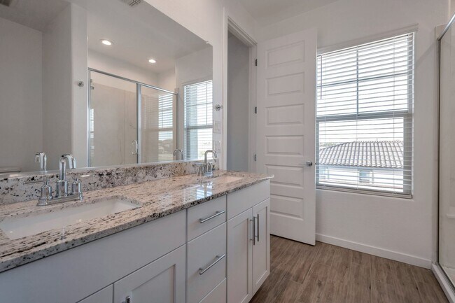 Building Photo - Like New luxurious Model Home with 2 Maste...