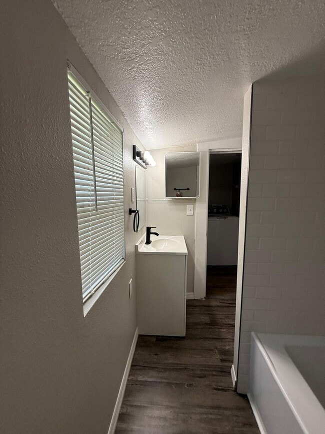 Building Photo - Renovated 2 bedroom, 2 bathroom duplex in ...