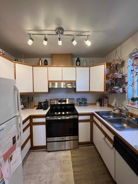 102 kitchen - 631 N Garden St