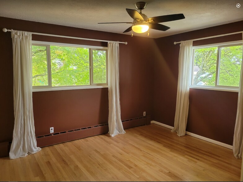 Bedroom 1 - fits king bed - 5252 NE 49th Ave