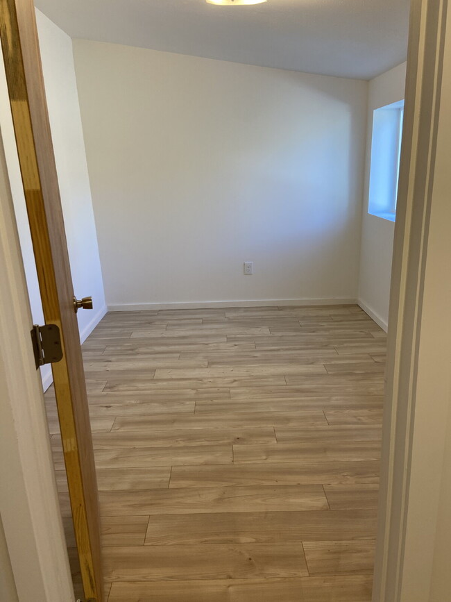 Building Photo - Spacious 3 bed 1 bath, bright & cheery apa...