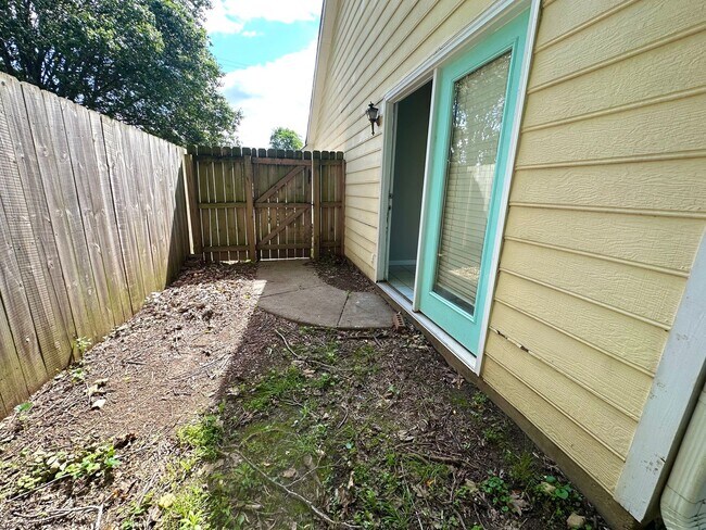 Building Photo - Renovated 3 Bedroom 2 Bath in Hendersonvil...