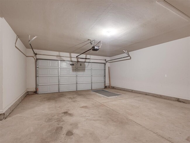 Building Photo - 915 Kings Canyon Rd