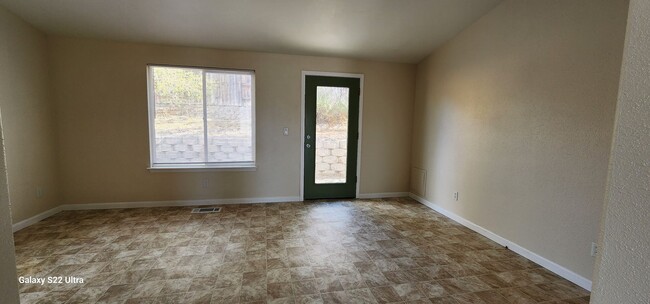 Building Photo - 4 Bd / 2 Bath Home for Rent in FERNLEY.