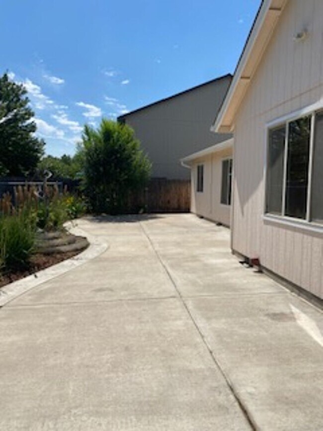 Building Photo - NW Redmond on a huge lot!