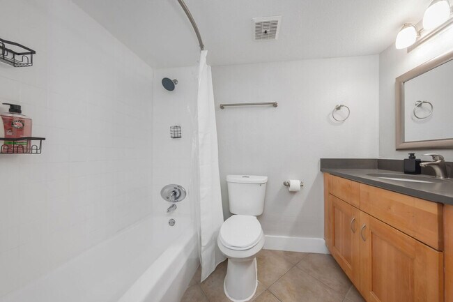 Building Photo - 4307 W Kennedy Blvd