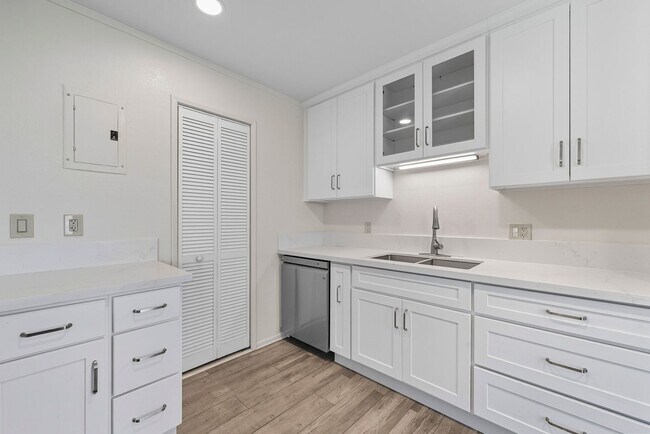 Building Photo - Townhouse with 3 bedrooms / 1.5 bathrooms ...