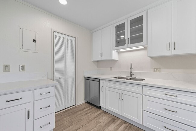 Building Photo - Townhouse with 3 bedrooms / 1.5 bathrooms / 2 assigned parking stalls