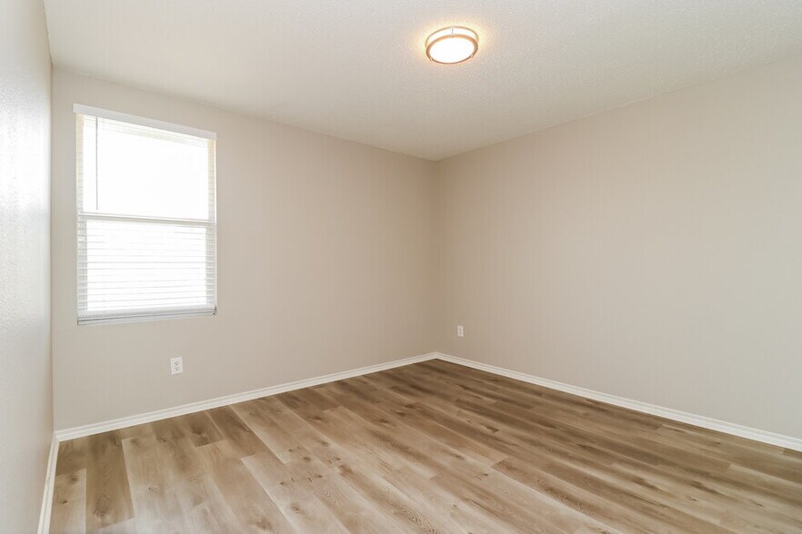 Building Photo - 631 Silvertop Rd