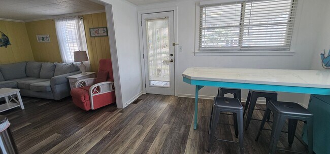 Building Photo - Snowbird Rental or Short-Term Getaway – Just Steps from the Beach!