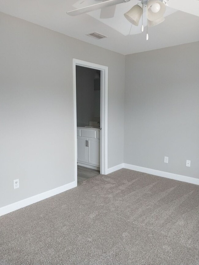 Building Photo - Gorgeous 3 Bedroom 2 Bath Townhome