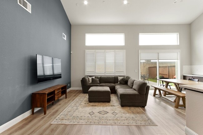 Building Photo - Springlake 3 Bedroom 3 Bathroom House