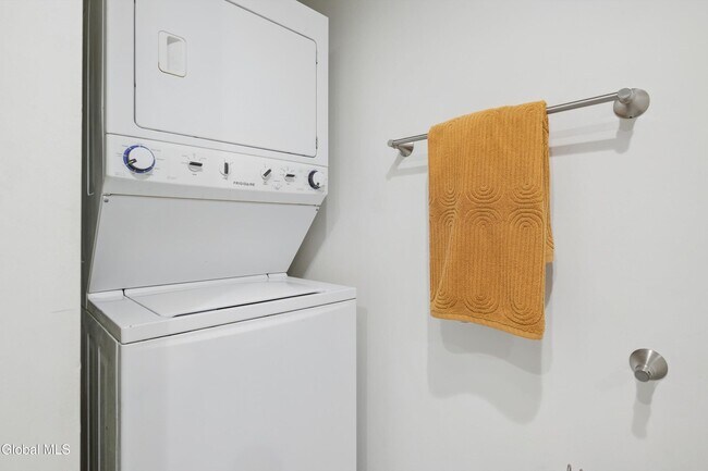 Building Photo - 425 Broadway