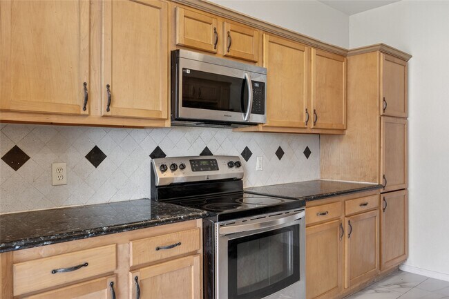 Building Photo - 20747 Settlers Lake Cir N