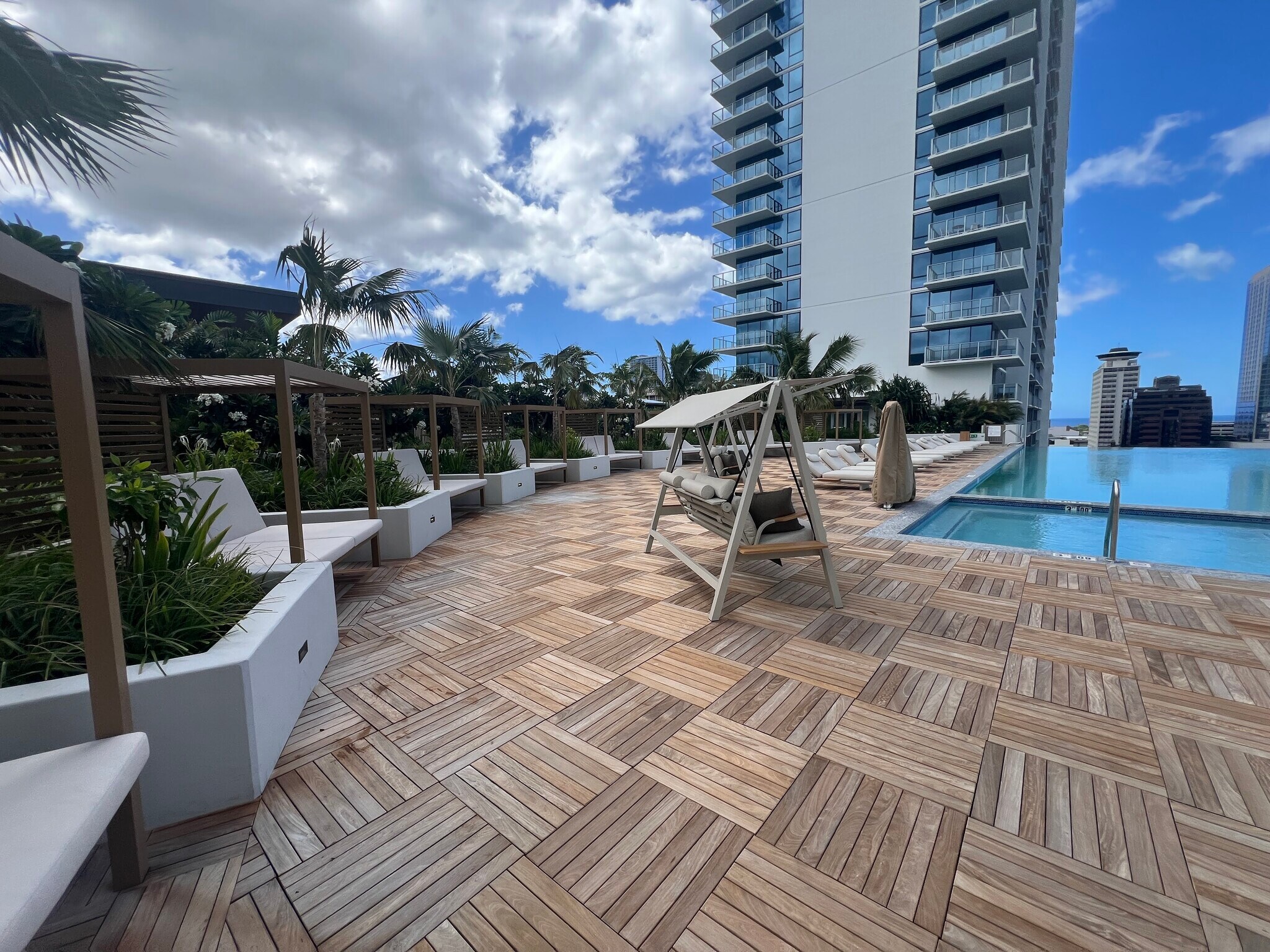 Pool & Jacuzzi - 1515 Liona St