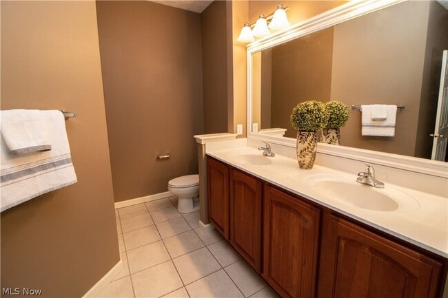 Building Photo - 4977 Lake View Dr