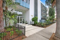 Building Photo - Spacious & Bright 3BR Condo with Bonus Room, Secured Parking & Hollywood History!