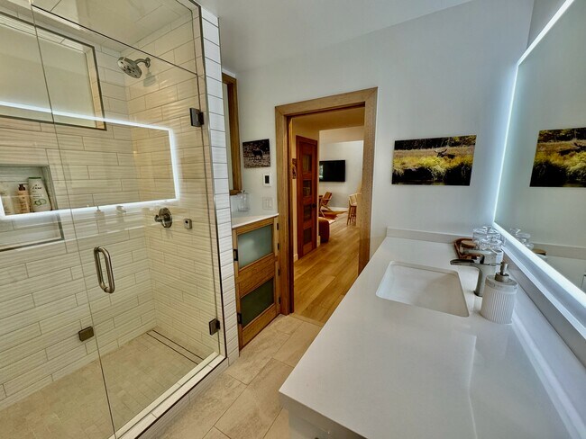 Building Photo - 910 W Hallam St