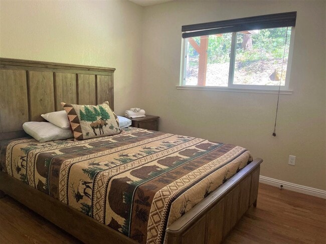 Building Photo - Gorgeous Fully Furnished 3 Bedroom Home Ne...