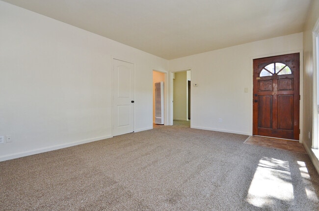 Building Photo - Cozy 2 Bedroom,1 Bath