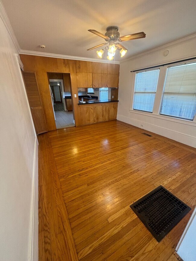 Building Photo - 2 bedroom home w/a beautiful backyard! AVAILABLE NOW!