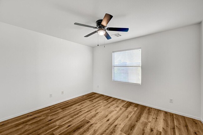 Building Photo - Stunning 4 Bed 2.5 Bath!