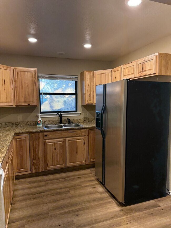 Building Photo - NEW ON MARKET