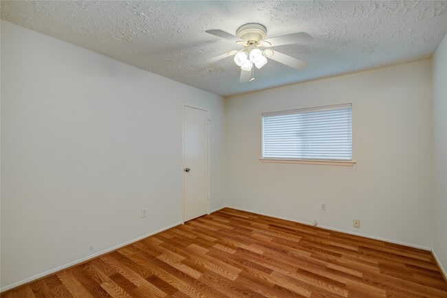 Building Photo - 1911 Ripple Creek Dr