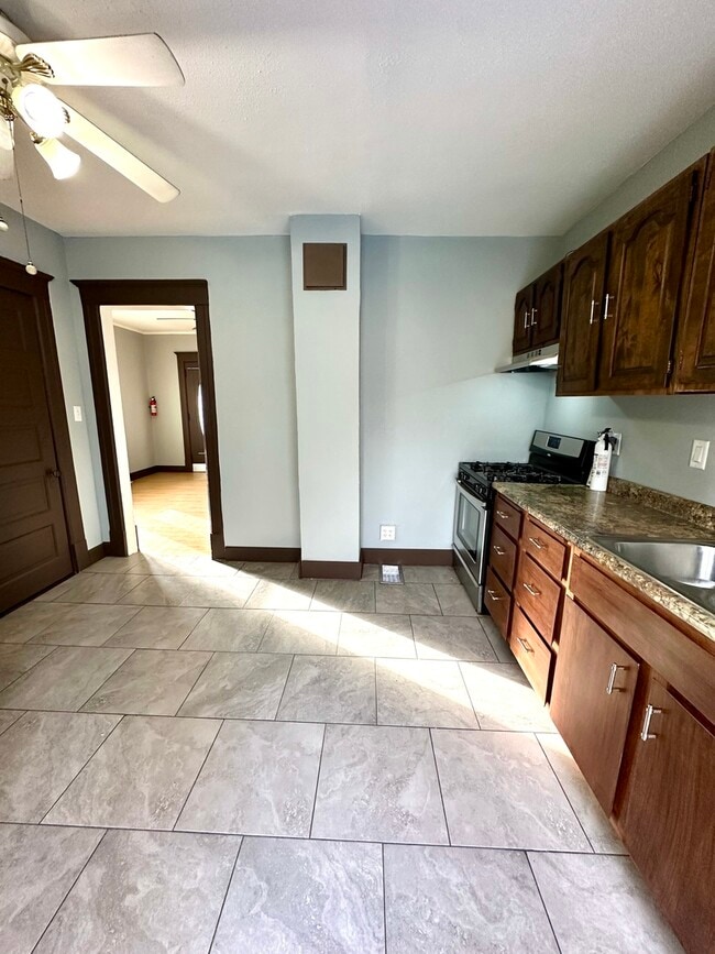 Building Photo - 408 S Gardiner Ave